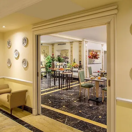 Donna Laura Palace By Omnia 4* Rom