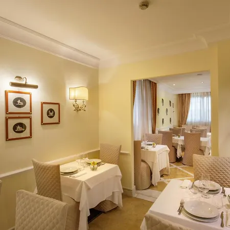 Hotel Donna Laura Palace
